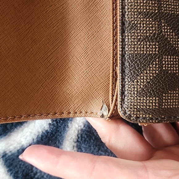 MK trifold wallet. - Picture 6 of 9